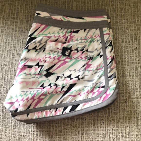 Miss Mad Volcom Shorts - Picture 4 of 8